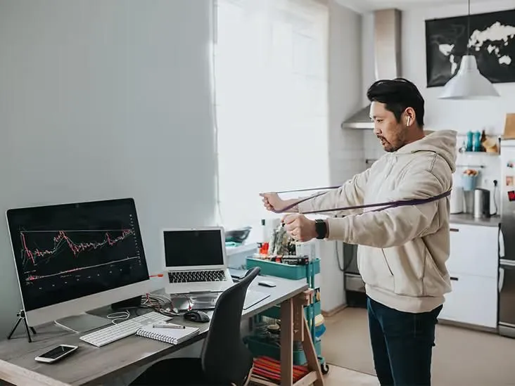 Oefeningen uitvoeren aan een bureau met ergonomische houding